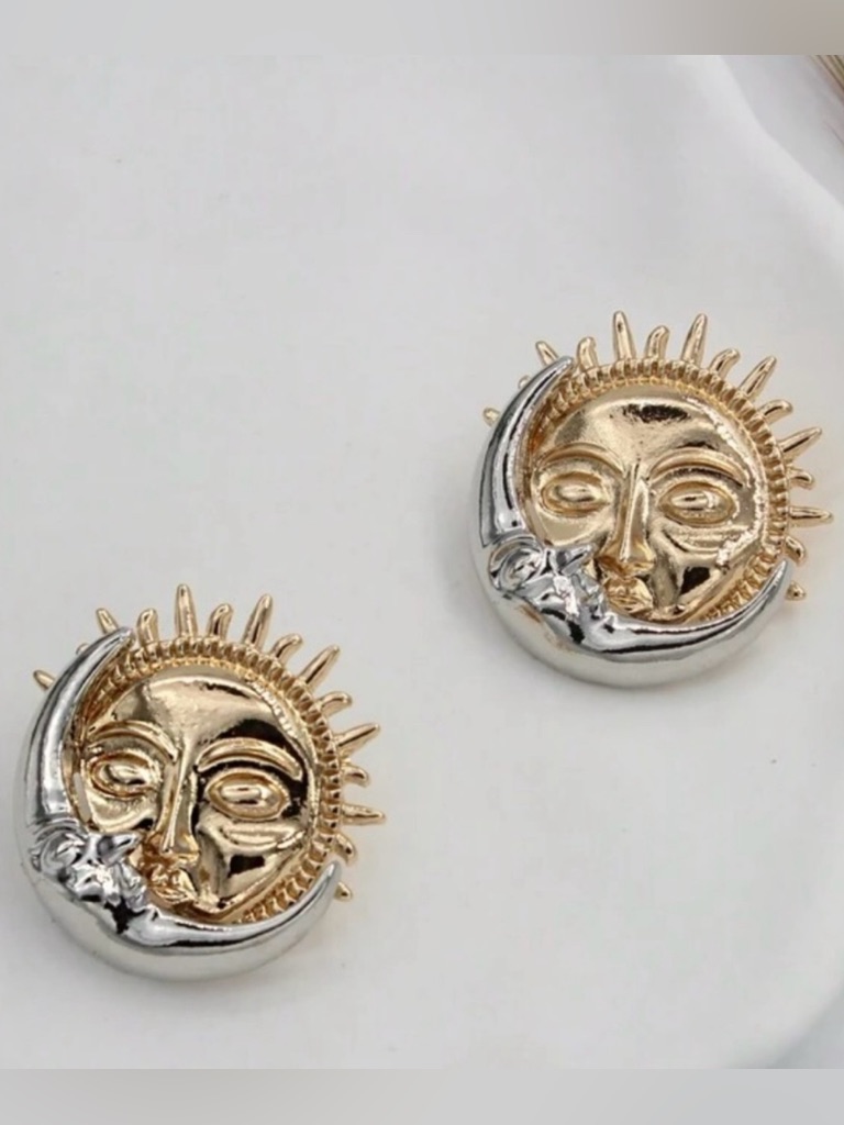 Shining Sun Glimmering Moon~ Juno Roman Day Vs Night Yin Yang Hug Medallion Stud